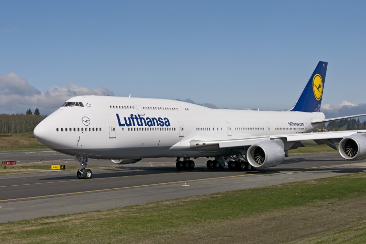 Lufthansa 747-8I Take off Images K65636-02 : AirlineReporter