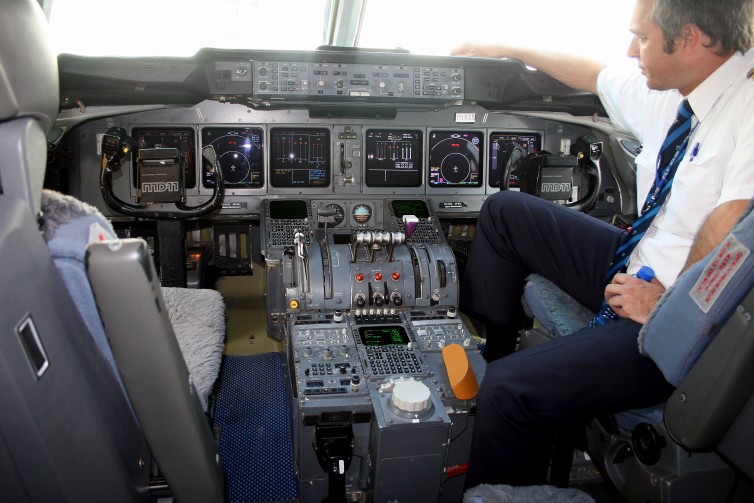 Md 11 Cockpit Airlinereporter