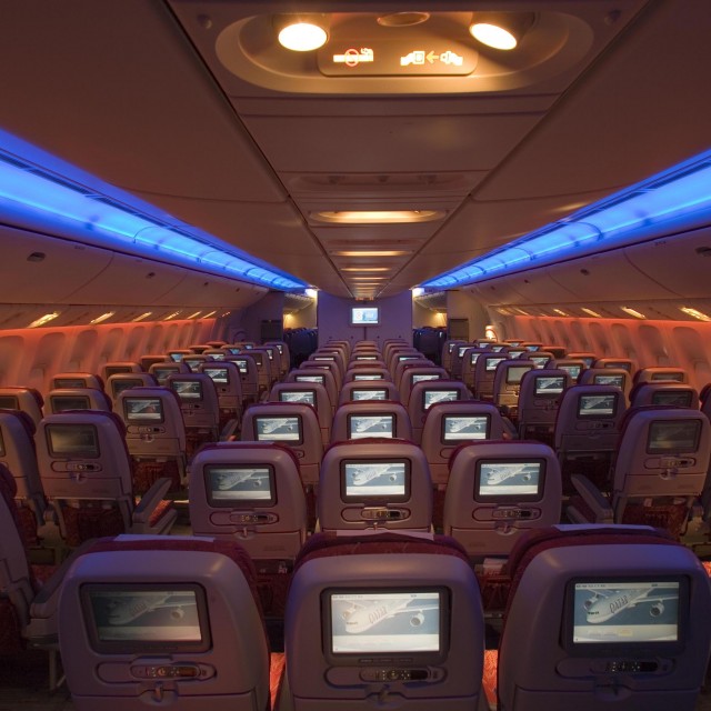 Comparing the Qatar Airways Boeing 777-200LR & the 787 Dreamliner ...