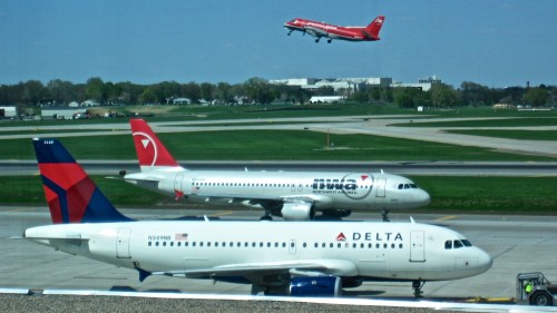 Three generations of Northwest livery. Photo taken in Minneapolis by Dima Zemsky (http://www.dimascorner.com) CLICK FOR LARGER VERSION.